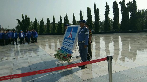  Ketua DPD Partai Demokrat DKI Jakarta, Santoso, memimpin jalannya apel.