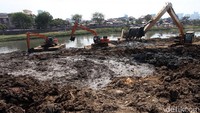 Sejumlah alat berat mengeruk lumpur di Kanal Banjir Barat.