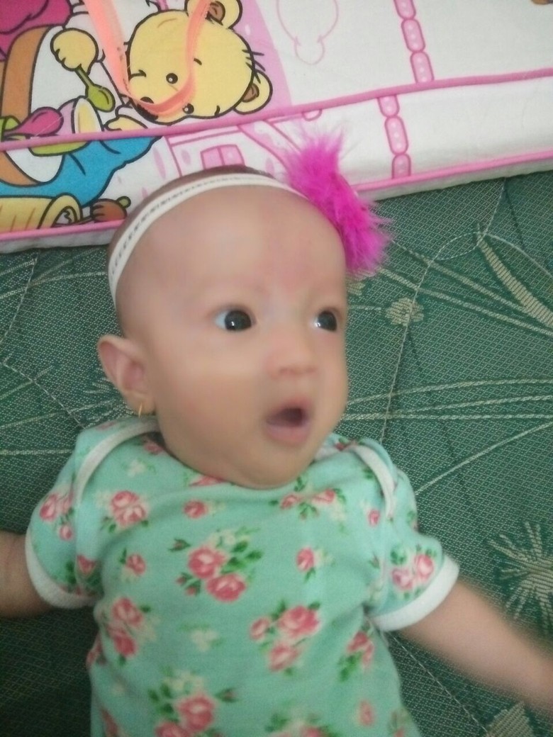 Baju Bayi dan Foto Kenangan Debora yang Digenggam Ibunda