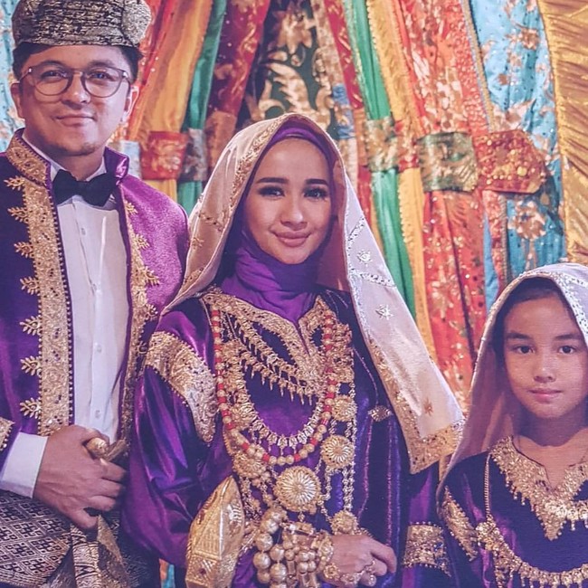 Tak cuma berdua, Bella dan Emran juga mengikutsertakan Engku Aleesya. Anak perempuan dari hasil perkawinan Emran dengan artis Malaysia Erra Fazira itu memakai busana serupa Bella namun dalam versi yang lebih sederhana. Foto: Instagram