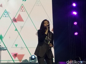 Penampilan Isyana Sarasvati Bikin Penonton Ikut Nyanyi Bareng
