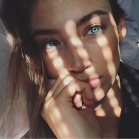 Ini Lorena Rae, Model Cantik yang Digosipkan Pacari Leonardo DiCaprio