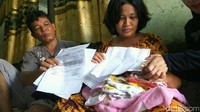 Henny memegang baju-baju bayi Debora. Dia juga menunjukkan bukti-bukti dokumen usahanya menyelamatkan Debora. Foto: Mustaqim/detikcom