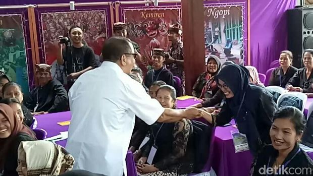 Menpar pun sempat membagikan hadiah secara langsung (Ardian/detikTravel)