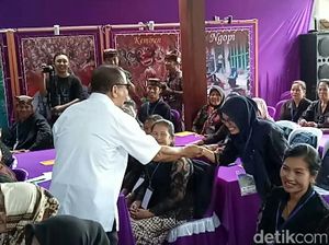 Video Aksi Menpar Arief Yahya Bagi-bagi Duit dan Hadiah di Banyuwangi