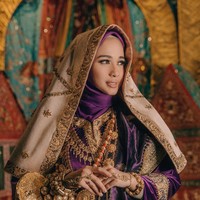 Selain foto prewedding outdoor, Laudya Cynthia Bella dan Engku Emran juga mengambil konsep adat minang. Bella memilih busana Minang bernuansa ungu dengan sentuhan emas. Sang pengantin terlihat cantik sekaligus anggun dengan baju pengantin ala Koto Gadang.  Foto: Instagram