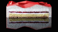 Cake merah ini juga memakai prinsip triangulasi dalam pembuatannya. Pertama, buat modeling kue bentuk 3D, cetakan 3D lalu buat silikon khususnya. Nama cake ini adalah Lime-basil triangulation. Foto: Dinara Kasko