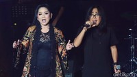 Kehadiran sahabat musisi di atas panggung turut meramaikan konser. Salah satu yang tampil di atas panggung adalah Atiek CB. (Ismail/detikHOT)