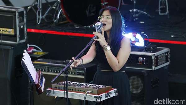 Menyambut Senja Bersama Danilla Menyambut Senja Bersama Danilla