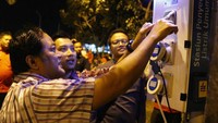General Manager PLN WP2B, Yohanes Sukrislismono meresmikan Stasiun Pengisian Listrik Umum (SPLU) di Taman Lingkaran Brawijaya. (PLN).