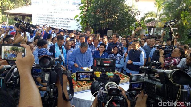 SBY memotong tumpeng HUT Demokrat dan juga HUT pribadinya