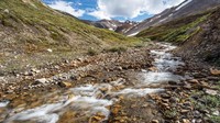 Sungai alami yang mengalir di Pegunungan Yukon. Saking liarnya, traveler masih dapat melihat aneka flora dan fauna sekitar di sini (Vivien Cumming/BBC)