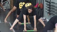 Melakukan gerakan bending seperti ini tidak selalu mudah bagi mereka yang jarang peregangan. Tapi, wanita dengan nama kecil Nana ini bisa melakukannya. Foto: Erika Kurnia/detikHealth