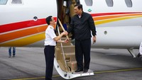 Luhut turun dari jet pribadi saat tiba di Bandara Silangit. (Kemenko Kemaritiman).