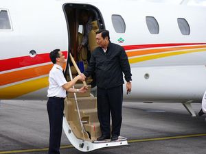 Foto: Luhut Jajal Bandara Silangit dengan Jet Pribadi