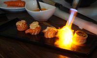 Gimana Ya Rasanya Sushi yang Diracik dengan Sambal Roa?