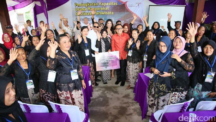 Saat Menteri Pariwisata Bagi-bagi Hadiah di Banyuwangi