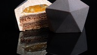 Eits, yang satu ini bukan batu atau beton loh! Berbentuk segi lima, ini adalah chocolate sponge cake yang lezat. Paduannya ada mousse cokelat, ganache yuzu dan jelly markisa yang manis legit. Foto: Dinara Kasko
