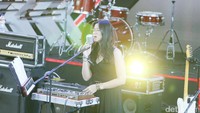 Danilla saat manggung di Slim Refined Stage, Soundrenaline 2017. (Dicky/detikHOT)