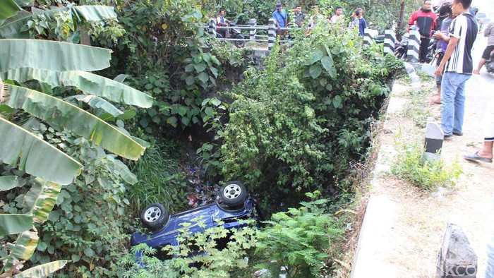 Sopir Nyetir Sambil Main HP, Mobil Katana Nyemplung Parit