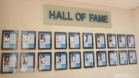 Saat memasuki GOR, kita langsung disambut Hall of Fame. Di sana terpasang foto para legenda bulutangkis yang dilahirkan oleh Djarum, mulai dari Liem Swie King sampai Hariyanto Arbi. (Foto: Novita Dewi Salusi/detikSport)