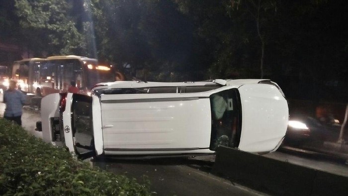 Gara-gara Sopir Ngantuk, Mobil Fortuner Tabrak Separator Busway