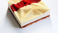 Selain warna ungu, tart juga dibuat warna merah dan putih dengan paduan strawberry dan white chocolate. Foto: Dinara Kasko