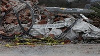 Sejumlah gedung di sebagian wilayah Meksiko selatan rusak parah akibat gempa. Beberapa laporan kerusakan parah datang dari wilayah Juchitan, negara bagian Oaxaca, dengan gedung balai kota, hotel, bar dan gedung-gedung lainnya kini tinggal reruntuhan. (Foto: Carlos Jasso/Reuters)