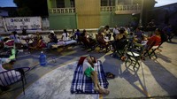 Warga mengungsi ke tanah lapang. Sebagian dari mereka tampak tidur dengan beralaskan selimut. Edgard Garrido/Reuters.