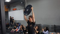 Setelah mendengar instruksi pelatih dan mengatur napas, Najwa mencoba mengangkat beban seperti ini beberapa kali. Foto: Erika Kurnia/detikHealth