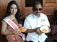 Cicip Durian Merah, Menpar Arief: <i>Recommended</i>, Harus Dicoba Saat ke Banyuwangi