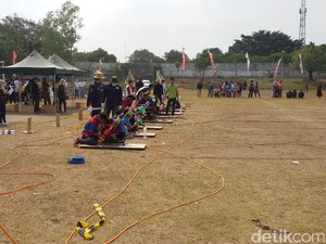 Serunya Para Siswa Utak-atik Roket Air yang Dikonteskan Yogyakarta