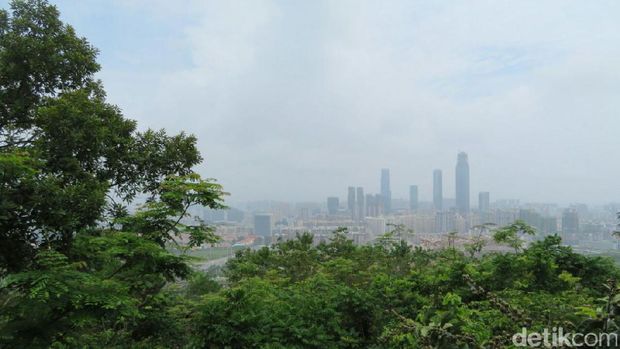 Suasana Kota Nanning dari Taman Qingxiu