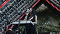 Danilla melengkapi penampilannya dengan setelan serba hitam. (Dicky/detikHOT)
