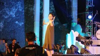 Andien membuka penampilannya di  Soundrenaline 2017 dengan alunan musik Jawa. (Dicky/detikHOT)