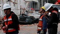 Petugas penyelamat terus bekerja sepanjang malam di area-area terdampak parah untuk memeriksa orang-orang yang terjebak di dalam gedung yang ambruk akibat gempa. (Foto: Carlos Jasso/Reuters)
