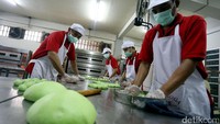 Warga Binaan Pemasyarakatan membuat roti di Lapas Klas II Narkotika Jakarta, Sabtu (9/9/2017).
