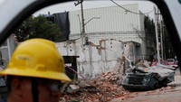 Meski begitu, kali ini kerusakan akibat gempa tidak separah dibanding gempa 1985. Lantaran gempa terjadi lebih dalam dan lebih jauh dari Ibu Kota. (Foto: Carlos Jasso/Reuters)