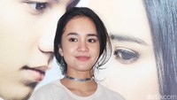 Mengenakan kaus warna putih, Michelle Ziudith terlihat santai. Foto: Ismail