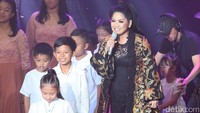 Konser Vina Panduwinata bertajuk September Ceria menjawab rasa rindu penggemar pada penyanyi Si Burung Camar ini. (Ismail/detikHOT)