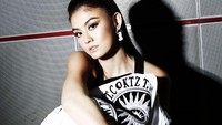 Agnes Monica sudah lama dikenal sebagai penyanyi yang doyan olahraga. Selain tangan kekar, ia juga memiliki perut yang rata. (Foto: Instagram/@agnezmo)