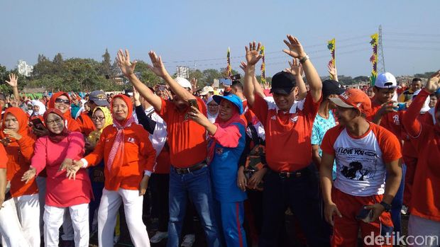  Gubernur DKI Djarot Saiful Hidayat senam bersama warga