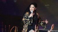 Vina Panduwinata tampak ceriwis berinteraksi dengan para penontonnya. (Ismail/detikHOT)