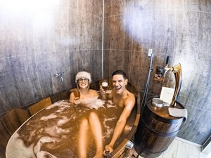 Berendam Kok di Kolam Bir?