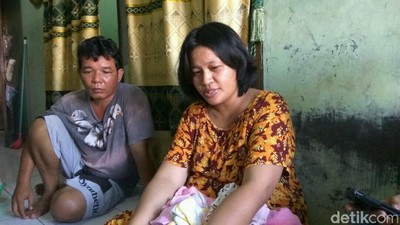 Baju Bayi dan Foto Kenangan Debora yang Digenggam Ibunda