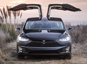Keren Banget, Sekolah Nyetir Ini Belajarnya Pakai Tesla sampai Bentley