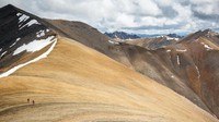 Panorama Pegunungan Yukon yang begitu liar dan tidak terjamah. Rasanya Anda menjadi begitu kecil di sini (Vivien Cumming/BBC)