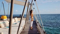 Menikmati indahnya pemandangan, Naysila Mirdad tetep cantik lho!. Foto: Instagram Naysila Mirdad