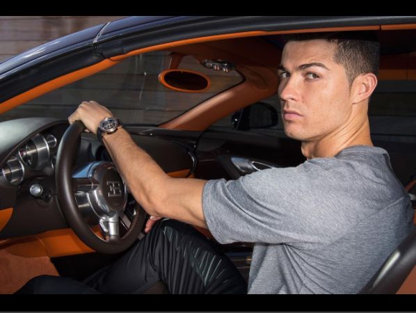 Crsitiano Ronaldo pose dengan mobil mewahnya Cristiano Ronaldo pose dengan mobil mewahnya