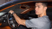 Ronaldo terlihat berpose di dalam mobil Bugatti miliknya. Foto: Instagram Cristiano Ronaldo